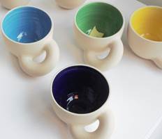 Moyenne tasse anse inclinée